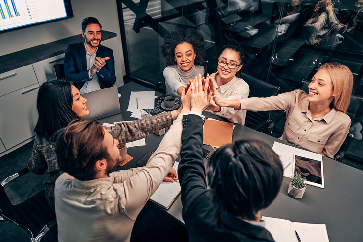 O lucro que escorre pelo ralo: Por que o baixo engajamento da equipe é o custo mais alto da sua franquia